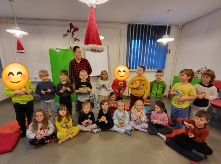 Elfy w bibliotece publicznej.