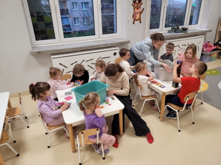 Wolontariusze w przedszkolu. 