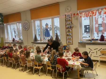 Leśne Ludki przygotowują pierniczki. 