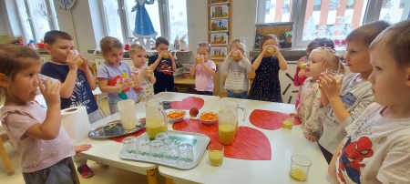 Leśne Ludki przygotowują smoothie.