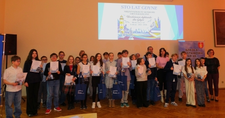 JUBILEUSZOWA GALA LAUREATÓW V MIĘDZYSZKOLNEGO KONKURSU  „URODZINOWE DYKTANDO DLA GDYNI”