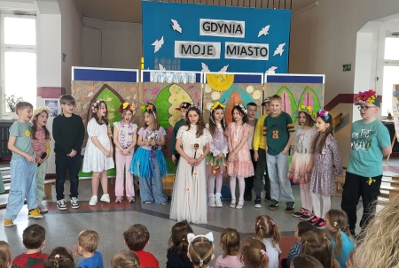 Przedszkolaki obejrzały przedstawienie w szkole podstawowej.