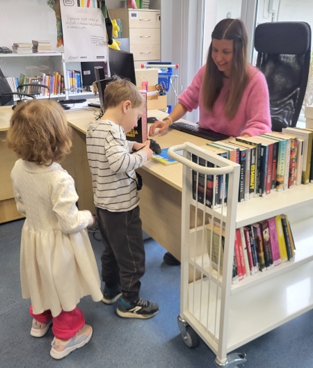 Wizyta Świetlików w bibliotece publicznej. 