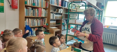Leśne Ludki z wizytą w bibliotece szkolnej