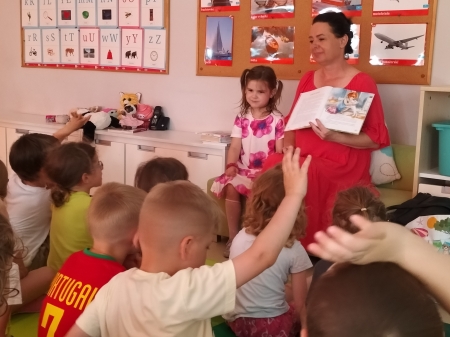 „Mama Oli czyta bajki w ramach akcji „Spotkania z Panią Bajką”
