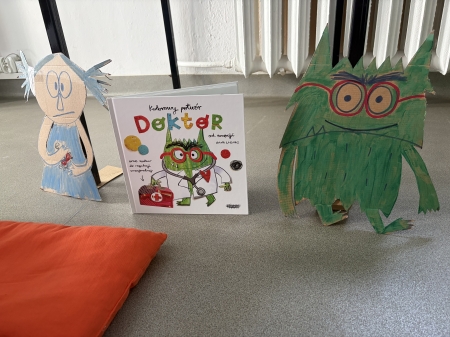 Elfy w bibliotece publicznej.