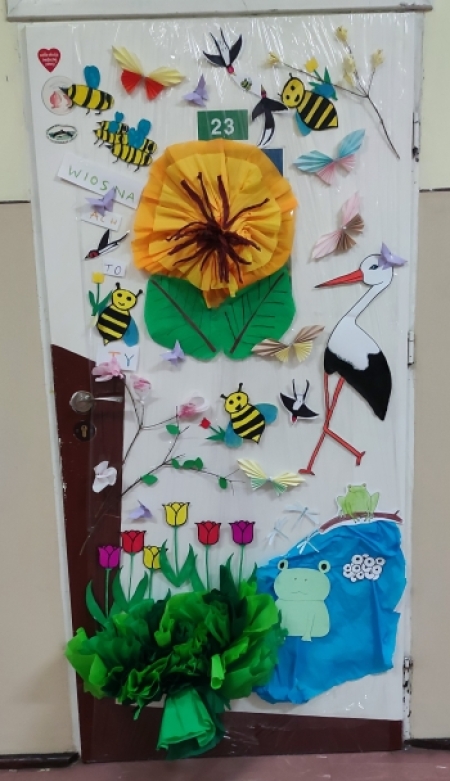 „Wspólnie witamy wiosnę”  wiosenna dekoracja drzwi sali lekcyjnej 
